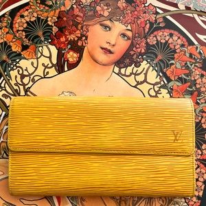 💜 SOLD 💜Louis Vuitton Epi wallet with purple interior